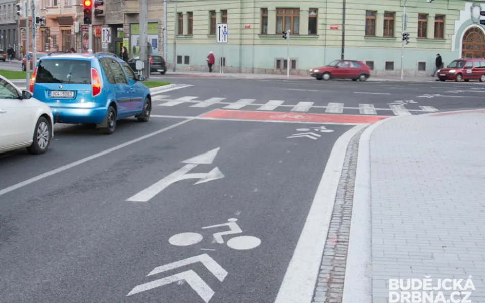 Cyklopruh na křižovatce ulic Žižkova - Jeronýmova a Novohradská