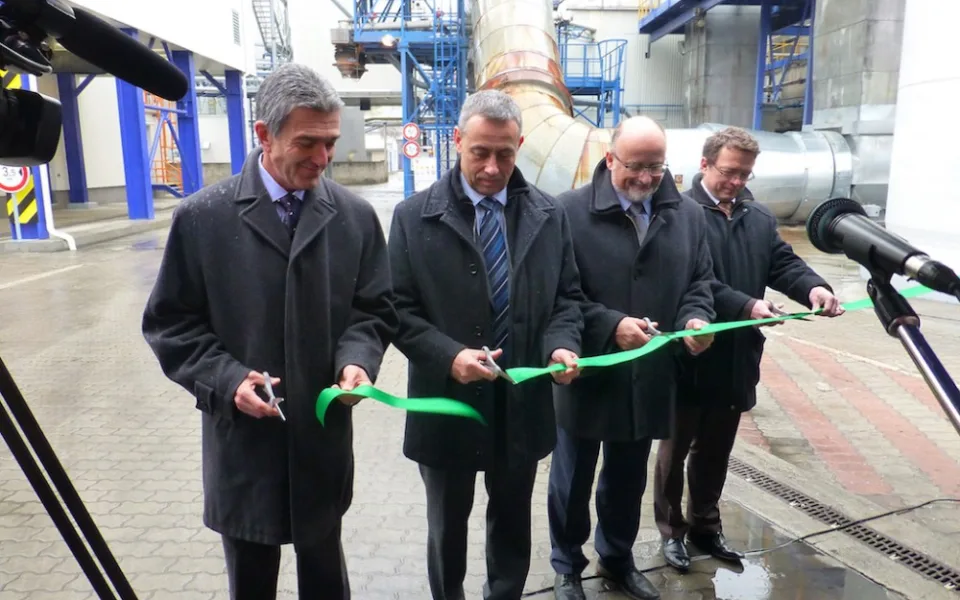 Nové odsíření Teplárny České Budějovice slavnostně zprovoznili šéf firmy Miroslav Houfek, František Paulík, výrobní ředitel Tenzy Brno, českobudějovický primátor Jiří Svoboda a Jan Kříž, náměstek ministra životního prostředí