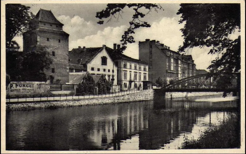 Pravé nábřeží Malše s hradební věží Železnou pannou a zarostlým dvojdomkem po roce 1930