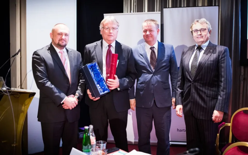 Zleva prezident Unie zaměstnavatelských svazů Jiří Horecký, ředitel strakonické nemocnice Tomáš Fiala, ministr zdravotnictví Svatopluk Němeček a prezident Hospodářské komory ČR Vladimír Dlouhý