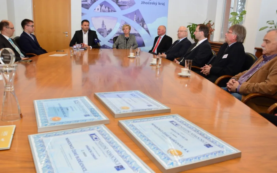 Ředitelům jihočeských nemocnic dnes k jejich úspěchu poblahopřál jihočeský hejtman Jiří Zimola a první náměstkyně hejtmana Ivana Stráská
