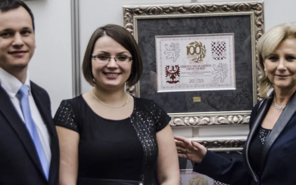 Ludmila Opekarová, prorektorka českobudějovické VŠTE (vpravo) převzala diplom za umístění v soutěži Českých 100 nejlepších spolu s kolegy