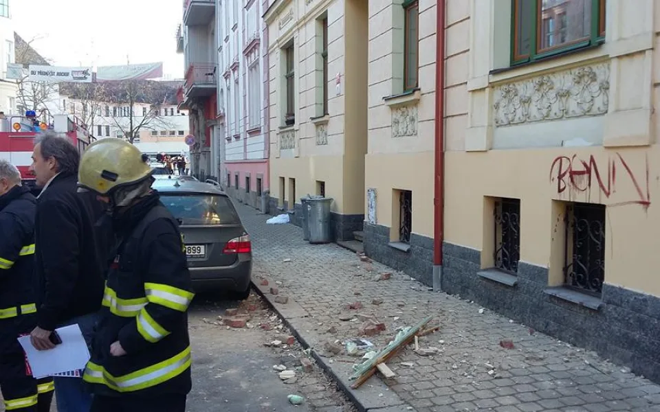 Ulice U Tří lvů uzavřena. Na místě vybuchla plynová bomba