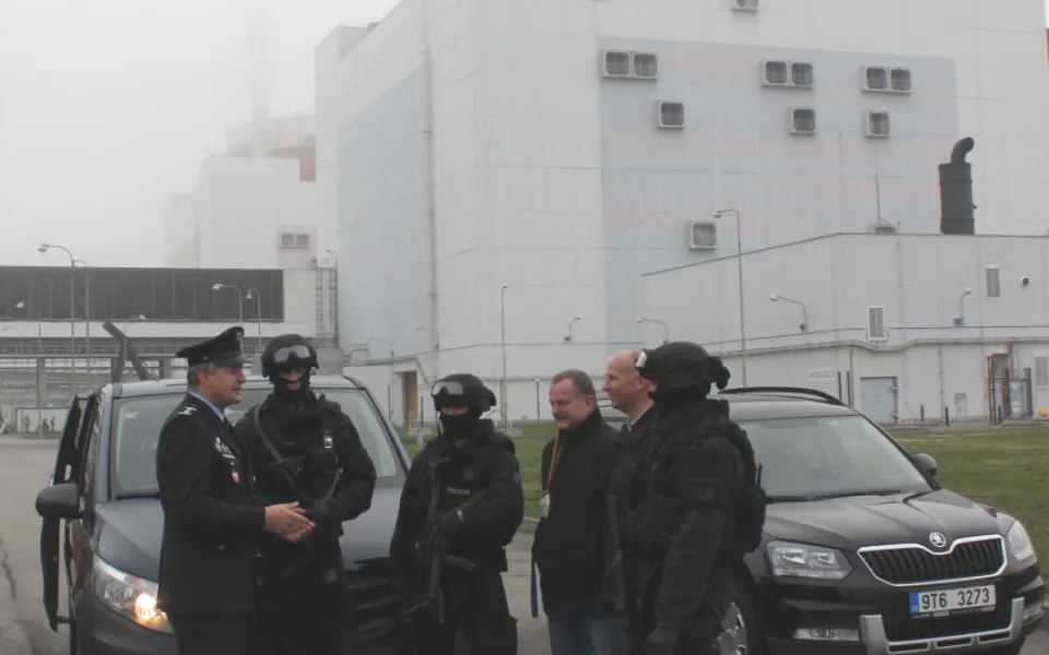 Náměstek jihočeského policejního ředitele Roman Bláha diskutuje se členy policejní jednotky v Temelíně