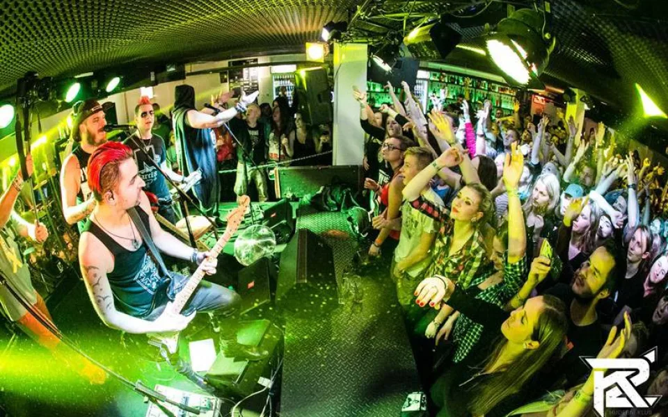 Našlapaná K2 při koncertu Rybiček48