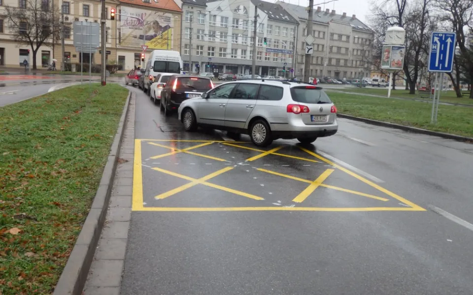 Žluté značení na Mariánském náměstí má pomoci dopravě