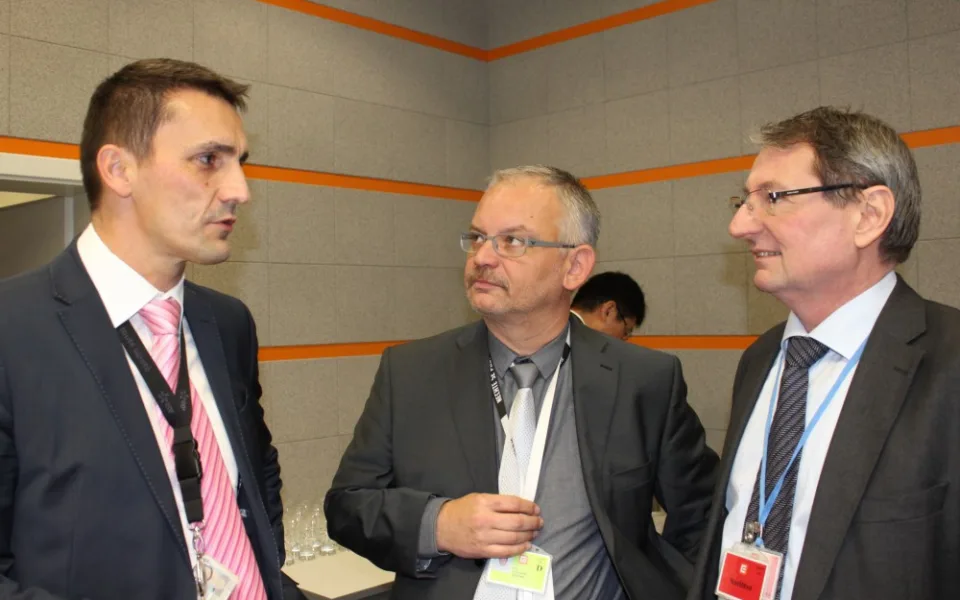Ředitel Temelína Bondan Zronek (vlevo) v diskuzi s šéfem mise WANO Lubomirem Krenickym (vpravo)