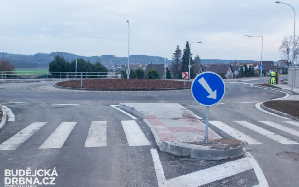 Okružní křižovatka v Roudném