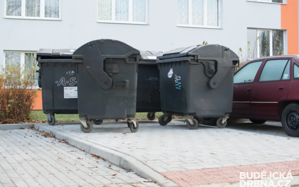 Kontejnery v ulici Plzeňská
