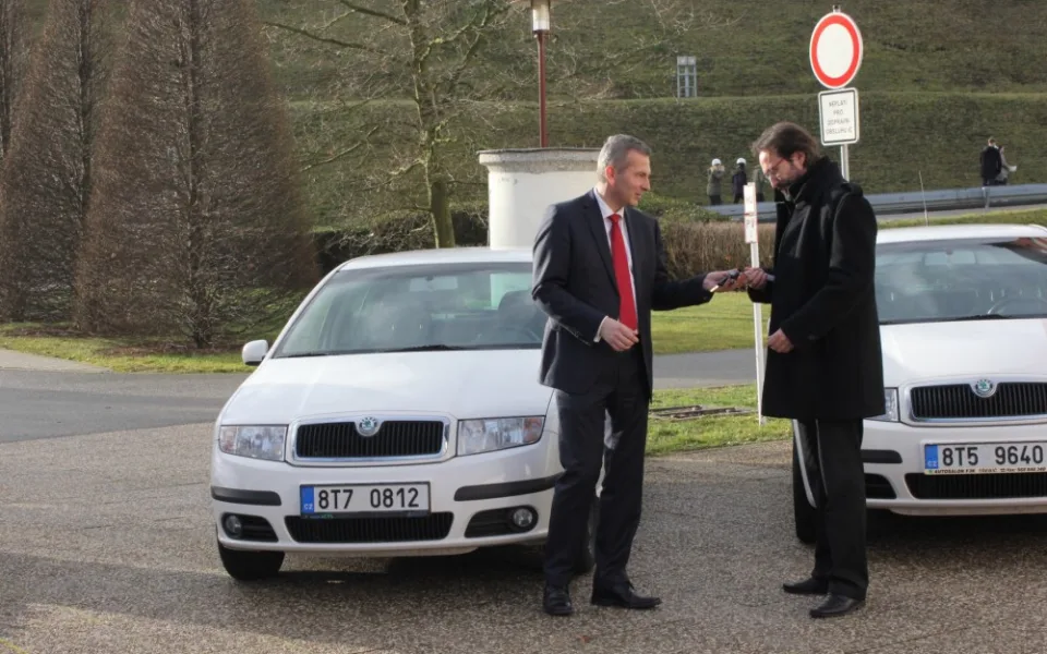 Radan Beneš předává klíčky děkanovi Pdegaogické fakulty JČU Michalu Vančurovi