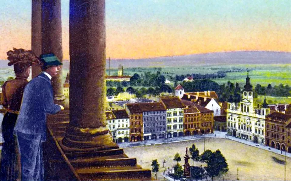 Pohled na náměstí z ochozu Černé věže pořízený před rokem 1911