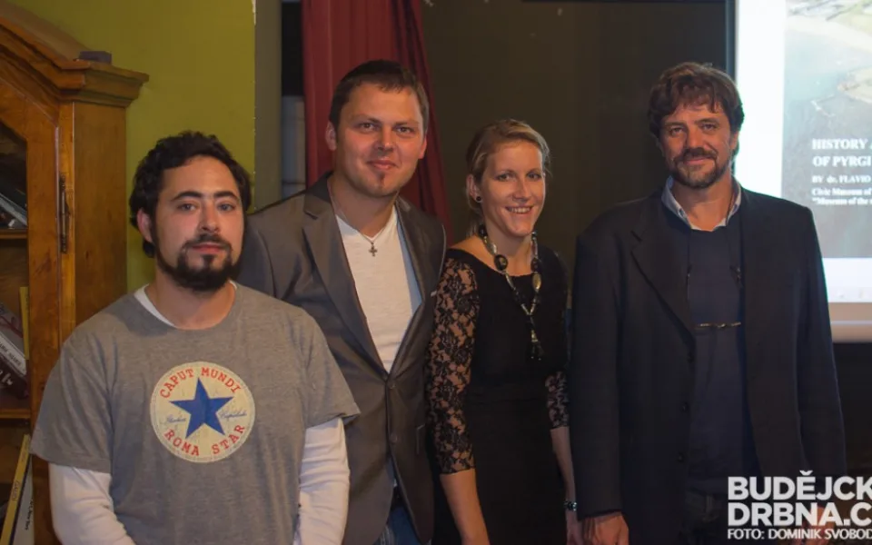 Michal Preusz a Klára Paclíková na fotce uprostřed