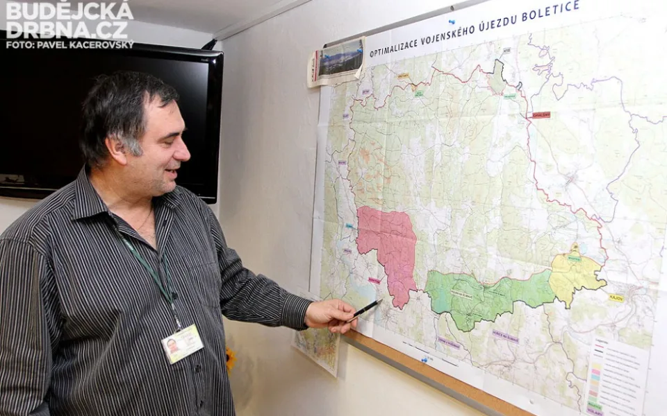 Zástupce přednosty Vojenského újezdu Boletice Miroslav Meleg ukazuje, která území budou vyčleněna