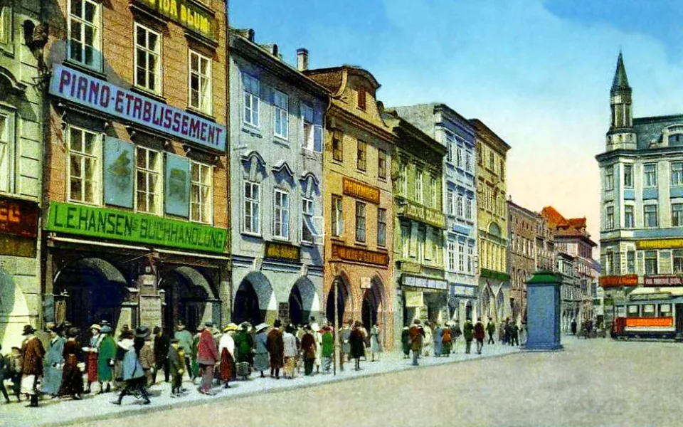 Korzo a neorganizovaná přehlídka klobouků v nedělním dopoledne za c. k. na západní straně náměstí