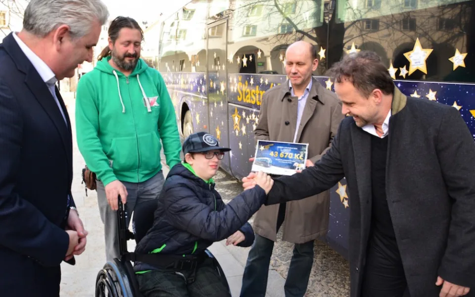 Výtěžek projektu Šťastná hvězda 2015 v podobě šeku předali 14letému Matoušovi z Písku krajský radní pro dopravu Antonín Krák (vlevo) a ředitel společnosti ČSAD Autobusy České Budějovice Vladimír Homola (vpravo)