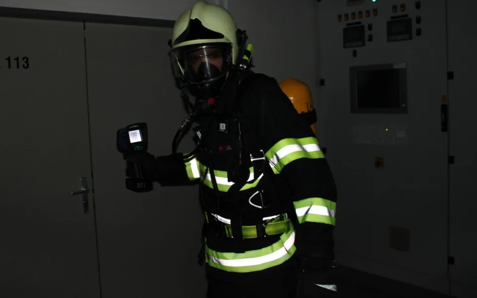 Ve tmě se hasiči orientovali pomocí termovize