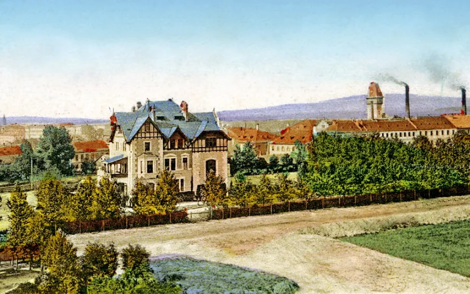 Romatická vila Lischoli z roku 1900 krátce po dostavbě v zatím nepojmenované ulici, později ulice Goetheova, Londýnská a U Zimního stadionu.