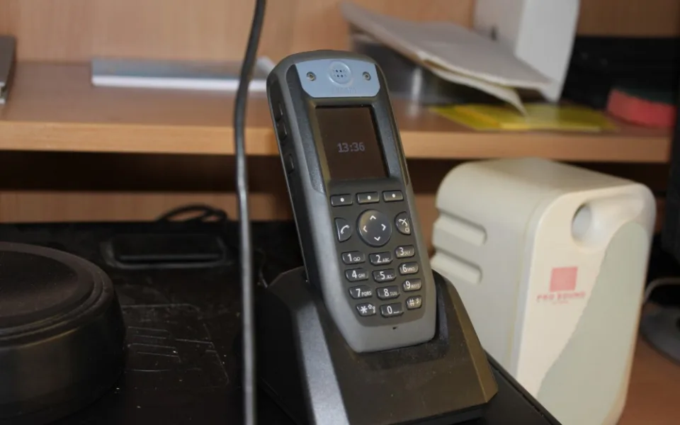 Pokud se telefon vychýlí ze svislé polohy, vysílá signál na dvě místa v Temelíně