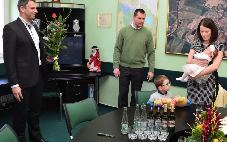 Hejtman Jiří Zimola a manželé Tomšovicovi s dětmi