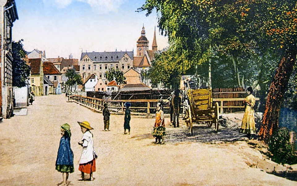 Nábřeží Rybní ulice v pohledu od mostu v ulici U Tří lvů směrem k centru města kolem roku 1910