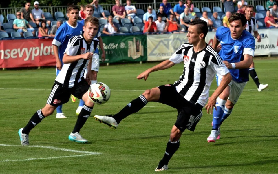 Jakub Pešek zpracovává míč při zápase s Vlašimí