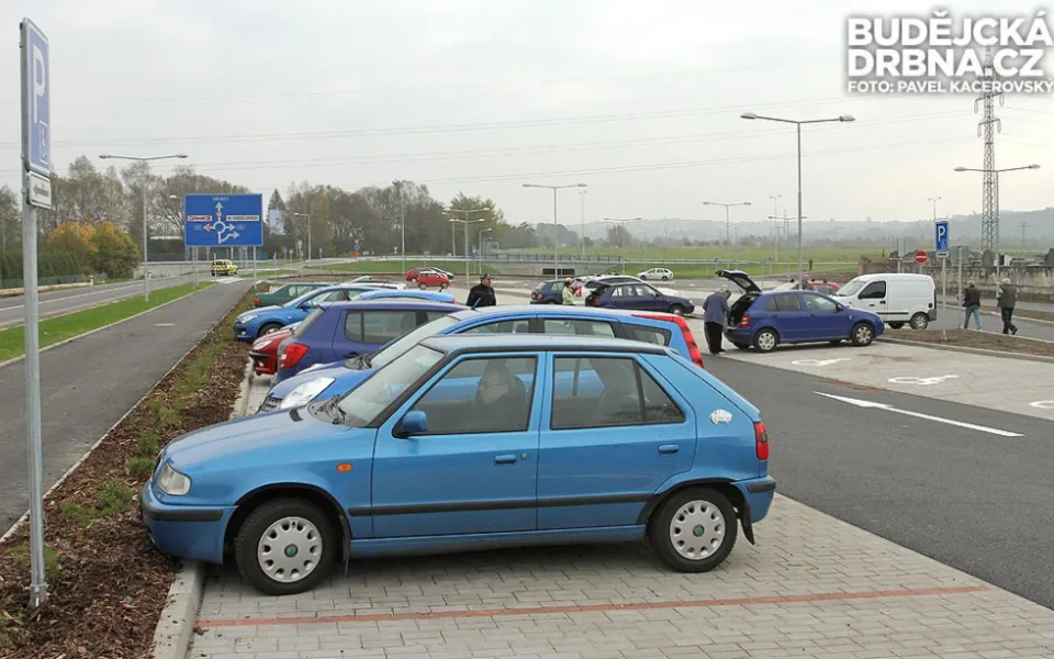 Parkoviště u hřbitova v Mladém