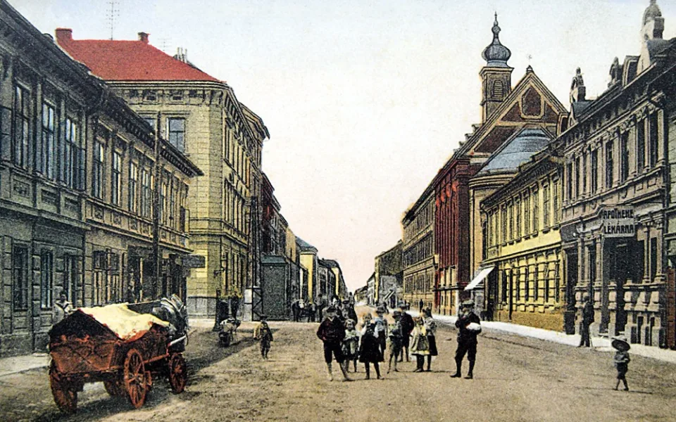 Rudolfovská třída ve směru od viaduktu k Sadům po roce 1910