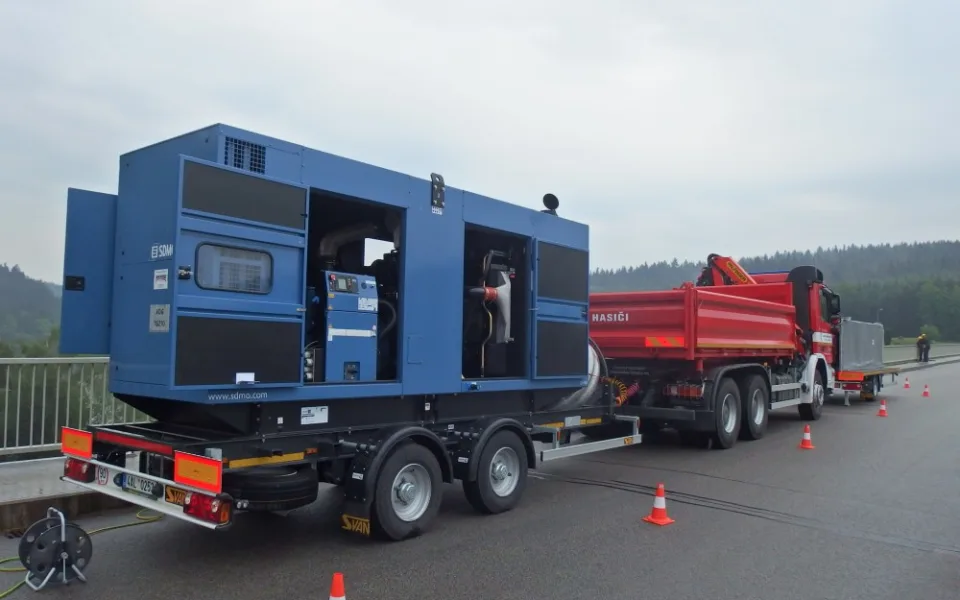 Mobilní dieselgenerátor by kryl vlastní spotřebu Hněvkovic, zatím by vodní elektrárna vyráběla proud pro Temelín