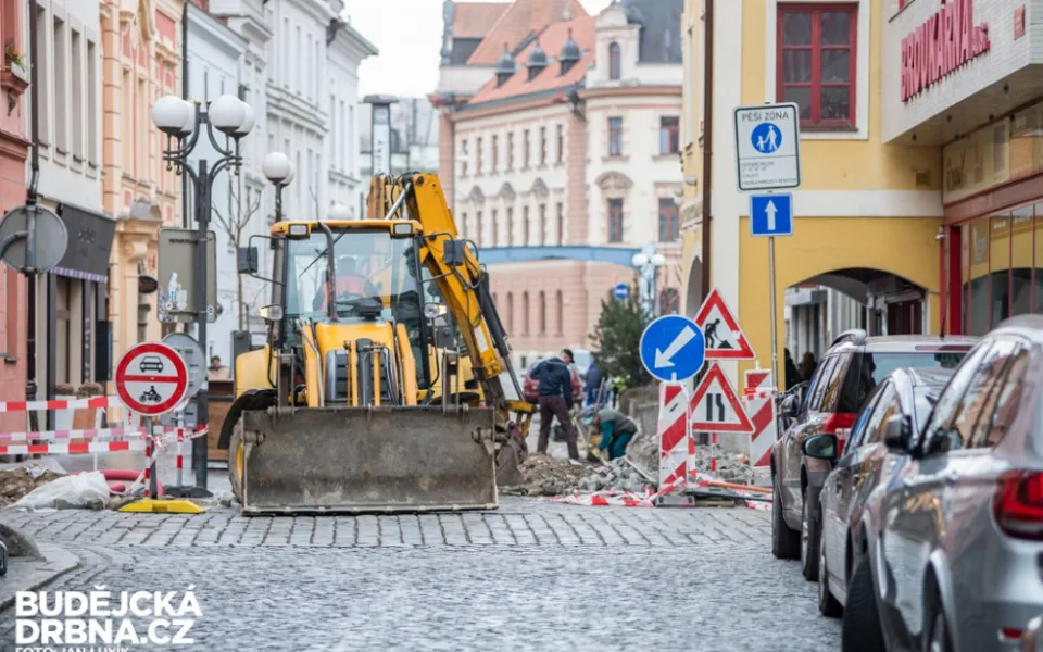 V ulici u divadla opět pracují bagry. Místním podnikatelům se to nelíbí