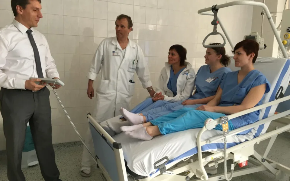 U představení nového lůžka nechyběl zástupce společnosti Linet a primář oddělení Petr Pták