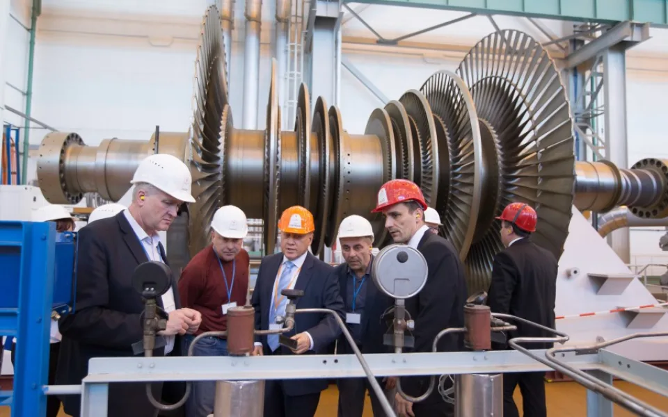 Během prohlídky elektrárny poslanci navštívili například strojovnu prvního bloku