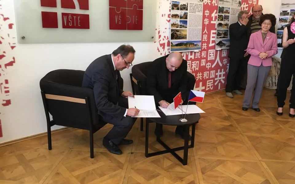 Jan Kohout a Marek Vochozka podepisují smlouvu o spolupráci