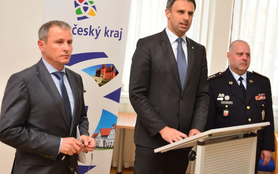 Zleva náměstek hejtmana Jaromír Slíva, hejtman Jiří Zimola a policejní ředitel Luděk Procházka