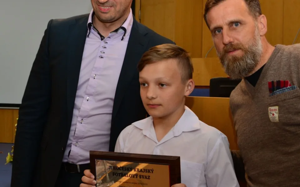 Jakub Kašpírek s hejtmanem Jiřím Zimolou a fotbalovým internacionálem Karlem Poborským
