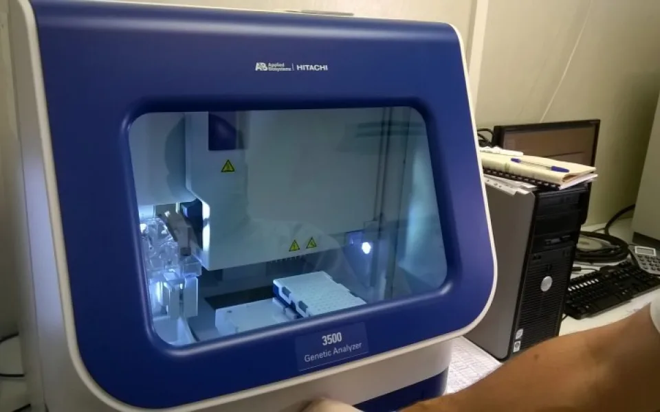 Přístroj pro analýzy vzorků DNA