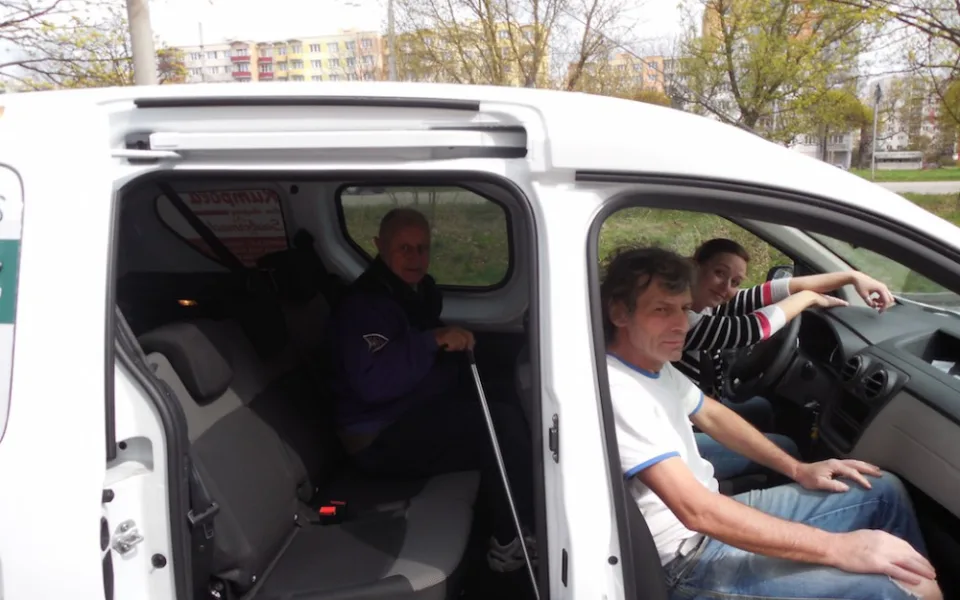 Sociální auto s klienty Alzheimercentra