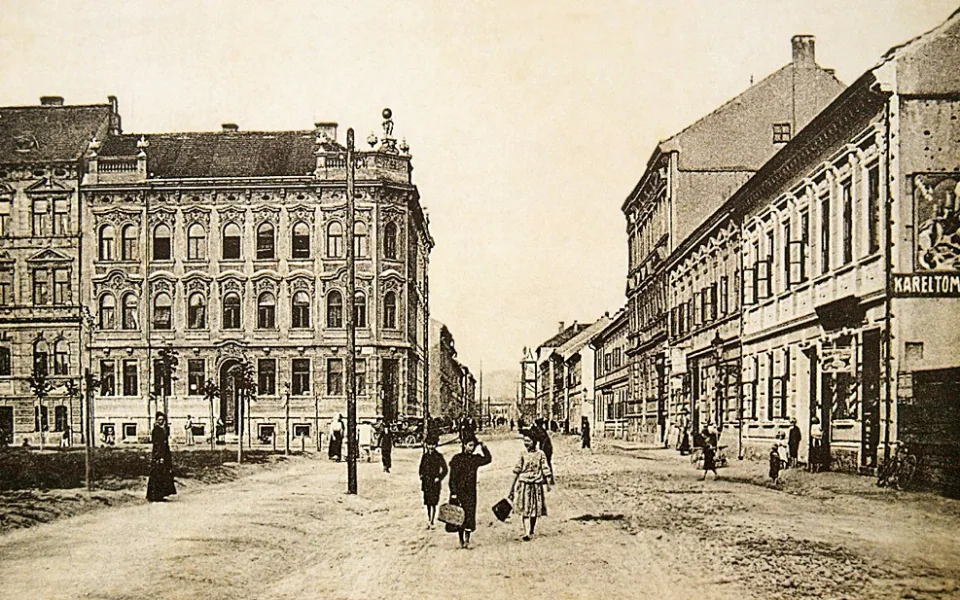 Jihovýchodní kout Palackého náměstí s výstavním domem U koule v období c. k., kdy neslo název náměstí císaře Josefa II.