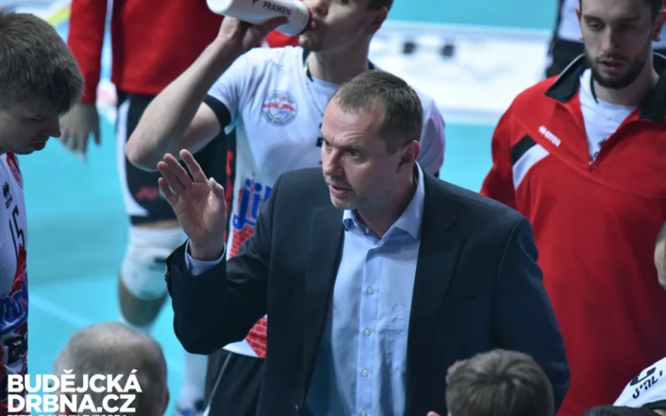 Trenér Jan Svoboda domlouvá svým hráčům