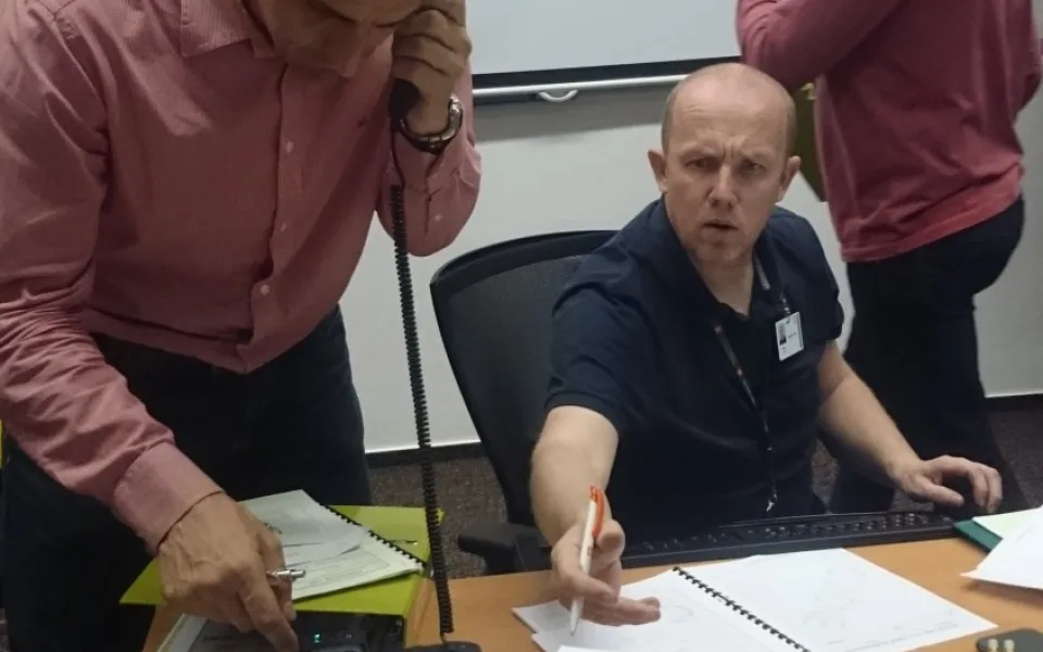 Spojení prostřednictvím satelitního telefonu během cvičení prověřil ředitel elektrárny Bohdan Zronek