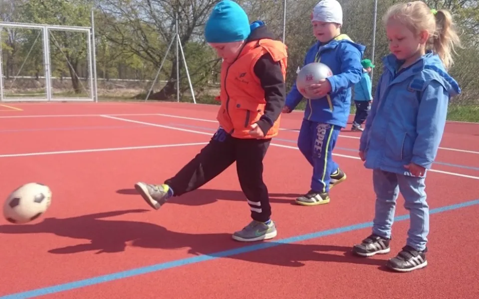 Sportovní hřiště ve Žáru si jako první vyzkoušely děti z místní mateřské školy
