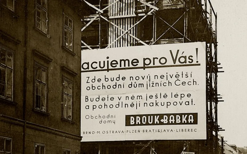Stavba obchodního domu firma Brouk a Babka na rohu Divadelní a Široké v roce 1935