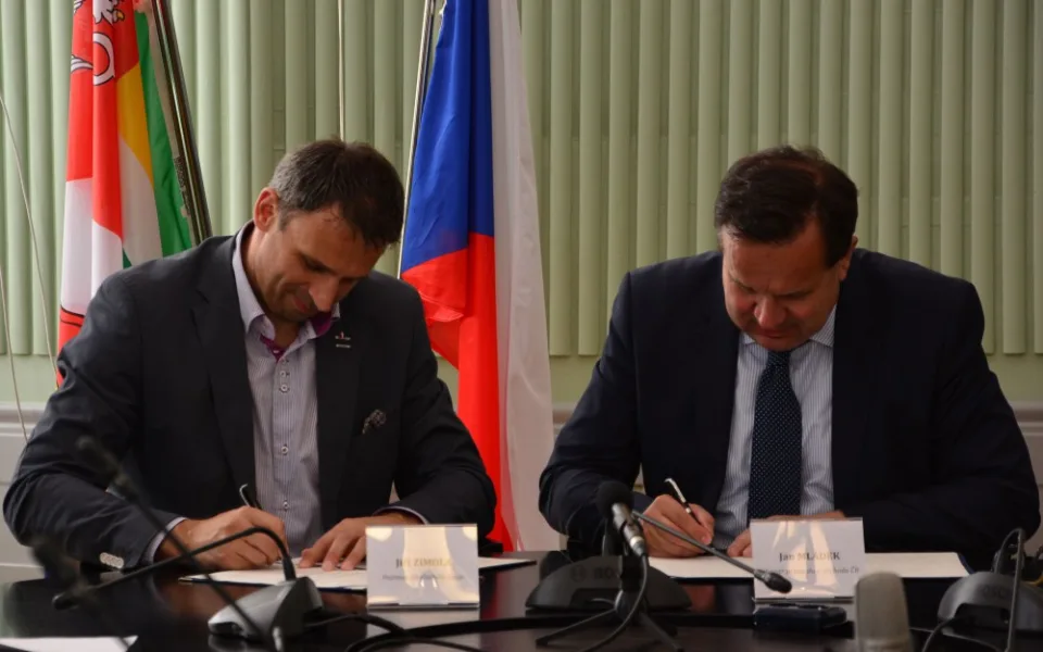 Hejtman Jiří Zimola a ministr MPO Jan Mládek podepisují memorandum Zavedení inovativních přístupů při správě svěřeného majetku