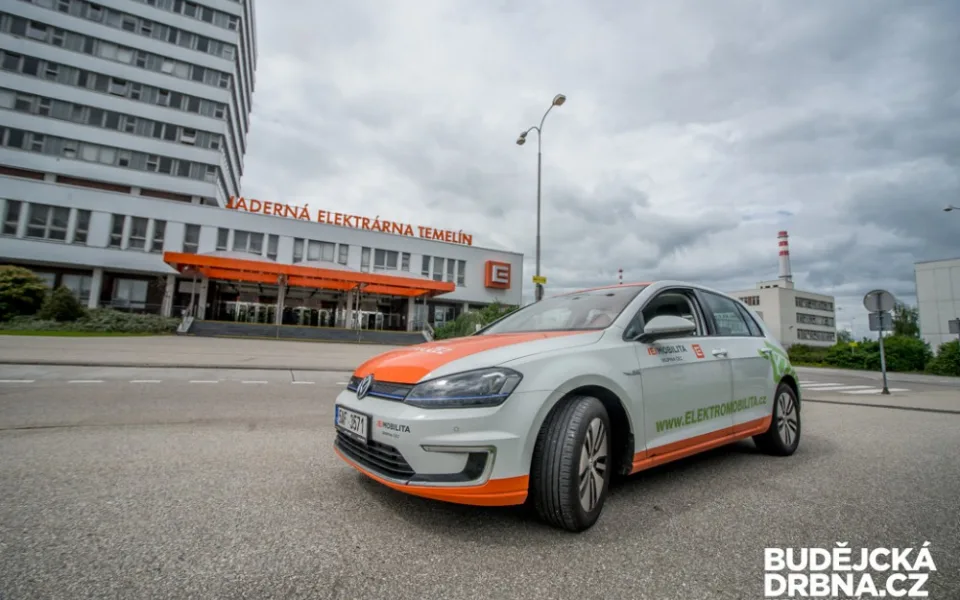 Volkswagen e-Golf při předání u Jaderné elektrárny Temelín