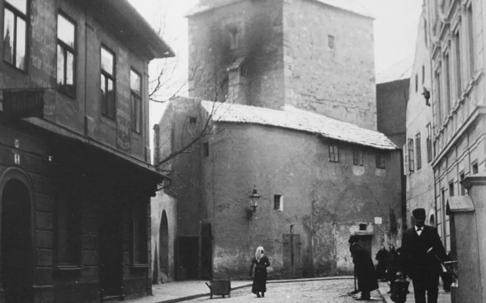Gotická hradební věž zvaná Manda podle někdejší lazebnice Magdaleně Kozlovcové v Kněžské ulici na rohu Široké