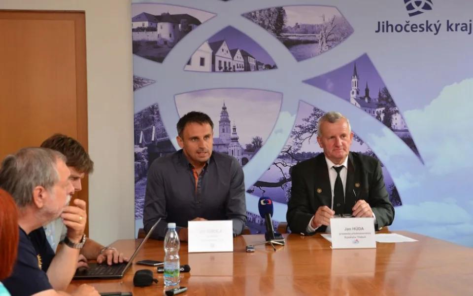 Hejtman Jiří Zimola a předseda představenstva společnosti Rybářství Třeboň Jan Hůda