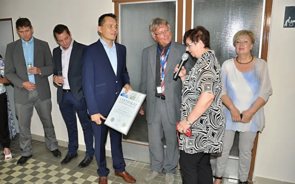 Předávání certifikátu řediteli nemocnice Tomáši Fialovi
