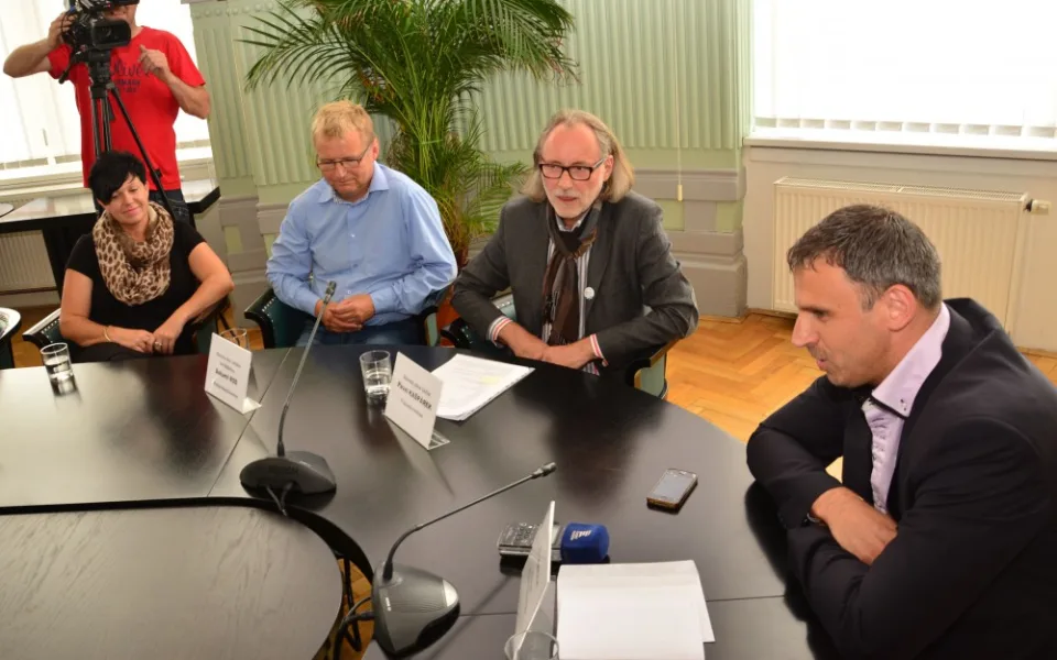 Hejtman Jiří Zimola oznamuje po telefonu starostce Cehnic Heleně Sosnové, že se její obec stala jihočeskou Vesnicí roku 2016