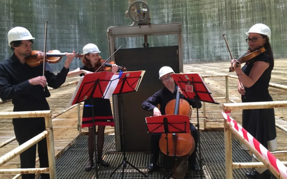 V temelínské chladicí věži zahrálo smyčcové kvarteto Jihočeské filharmonie čtyři skladby