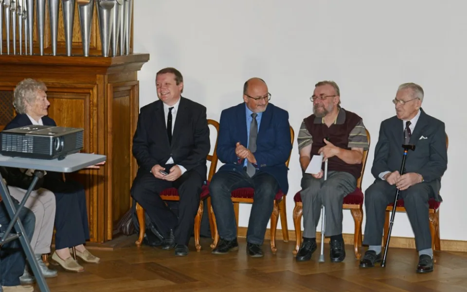 Představení kulatých známek - zleva sedí Milan Binder