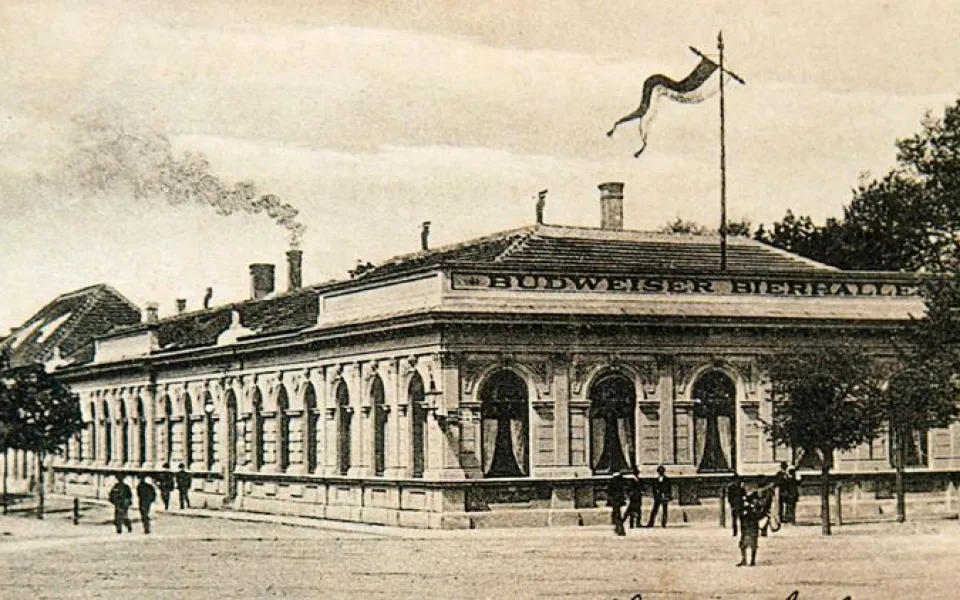 Klasicistní Budějovická pivnice (Budweiser Bierhalle) na rohu Pražské a Mariánského náměstí v období c. k. Po roce 1919 pod názvem Metropol